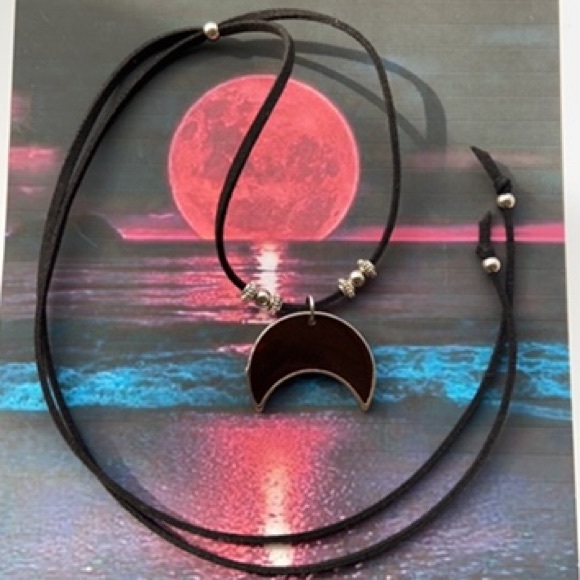 Dark red resin crescent moon leather necklace - Picture 9 of 13